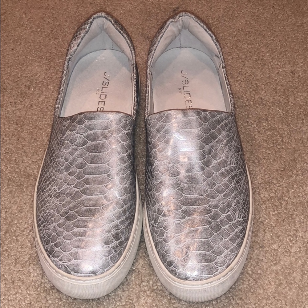 Grey snakeskin J SLIDES